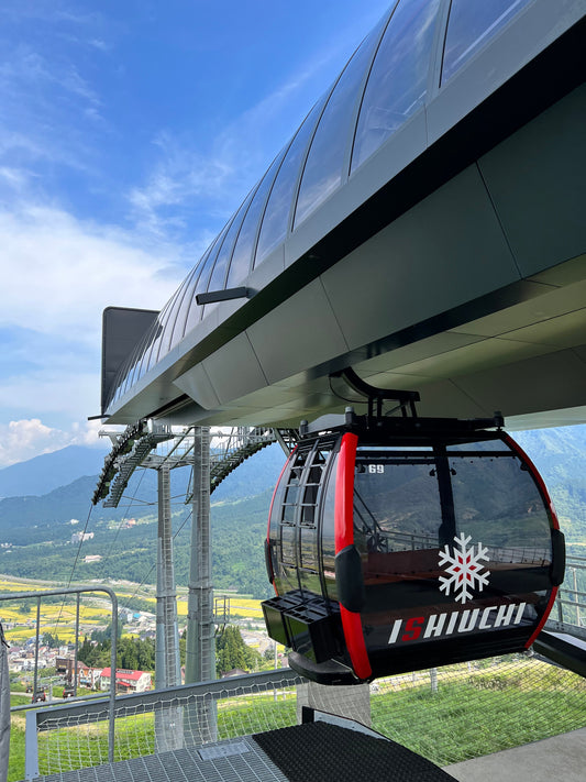 【導入事例】絶景の展望テラス「ザ・ヴェランダ石打丸山」様に世界最高峰のエスプレッソマシン「EVERSYS」と極上の専用コーヒー豆を導入！〜名物メニュー「雪山コーヒー（カフェラテ）」が紡ぐ特別なリゾート体験〜